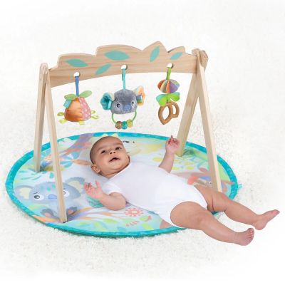 Активна гимнастика с дървена арка Playgro Fauna Friends, с три свалящи се играчки и подплатено кръгло килимче, 0м+